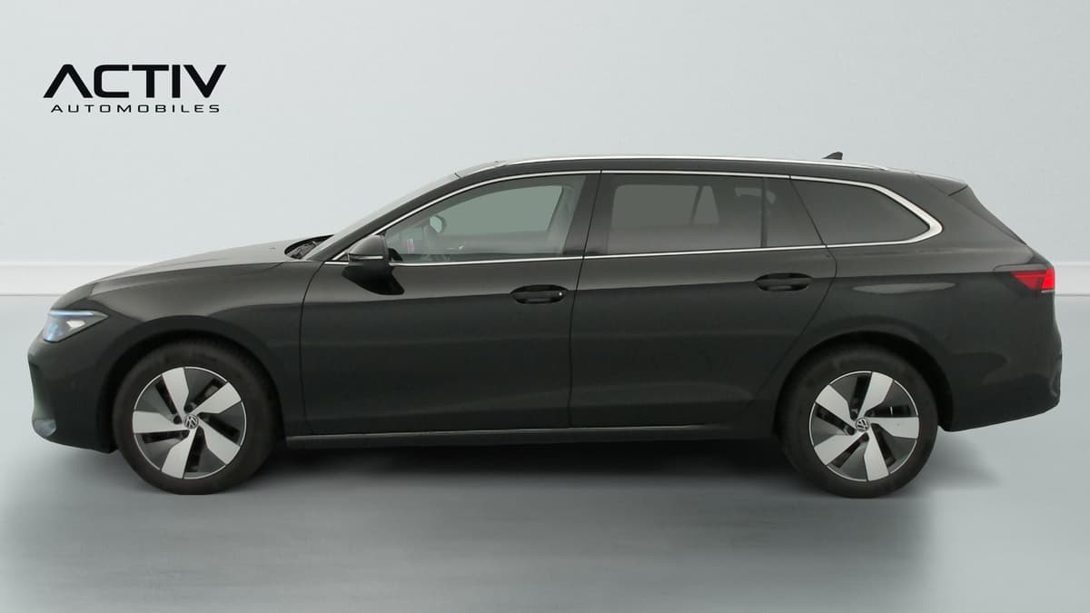 Volkswagen Passat : profil gauche du break noir avec rampes de pavillon et jantes alliage