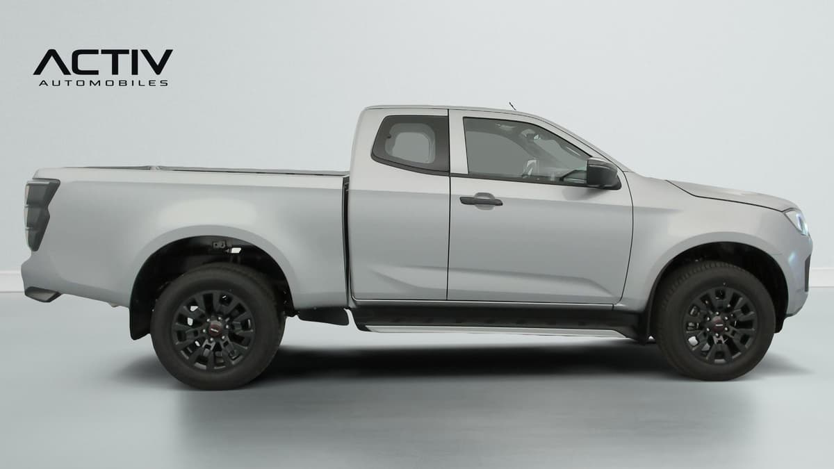 Isuzu D-MAX : profil droit du pick-up avec jantes alliage noires et marchepied latéral