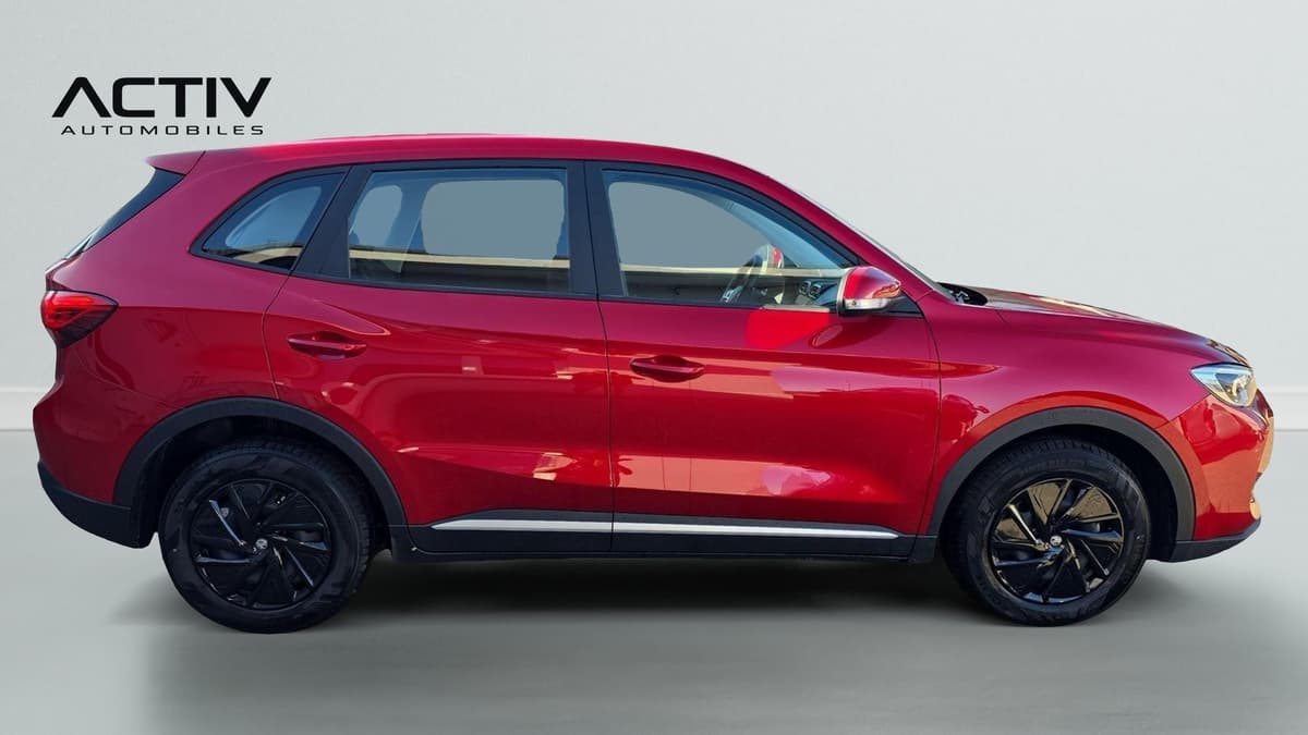 Mg ZS : profil droit du SUV rouge avec jantes noires et bas de caisse chromé