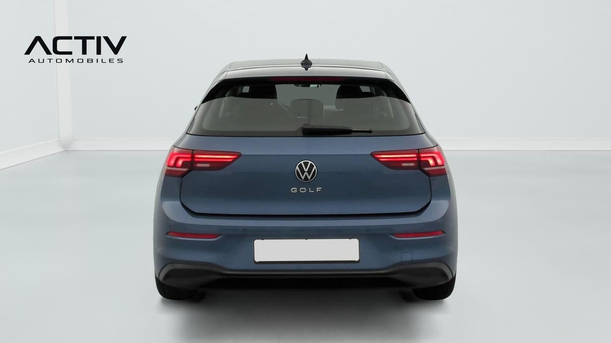 Volkswagen Golf 8 : face arrière bleue avec feux LED et lunette arrière