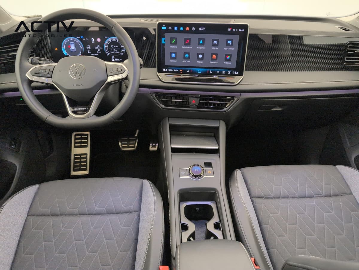 Volkswagen Tiguan : planche de bord avec écran tactile, volant et console centrale