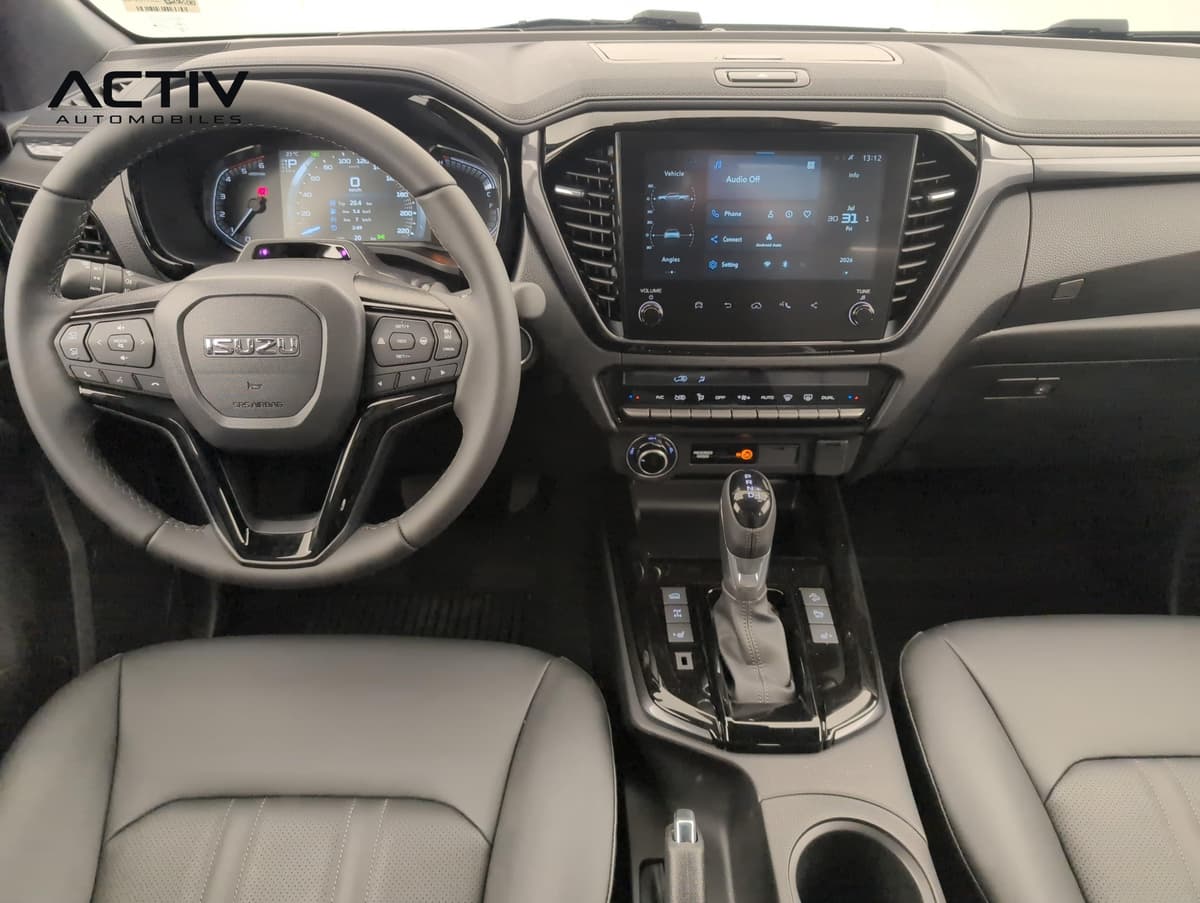 Isuzu D-MAX : planche de bord avec écran tactile, volant multifonction et levier automatique