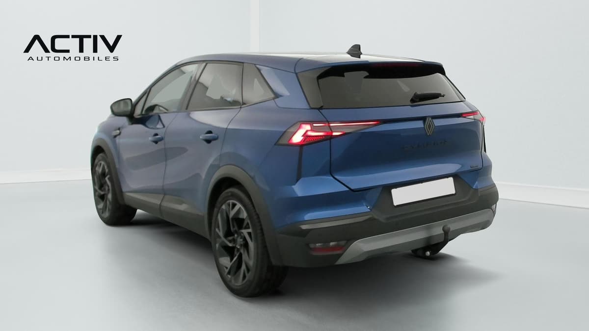 Renault Symbioz : vue arrière trois quarts gauche, bleu foncé, avec crochet d'attelage visible