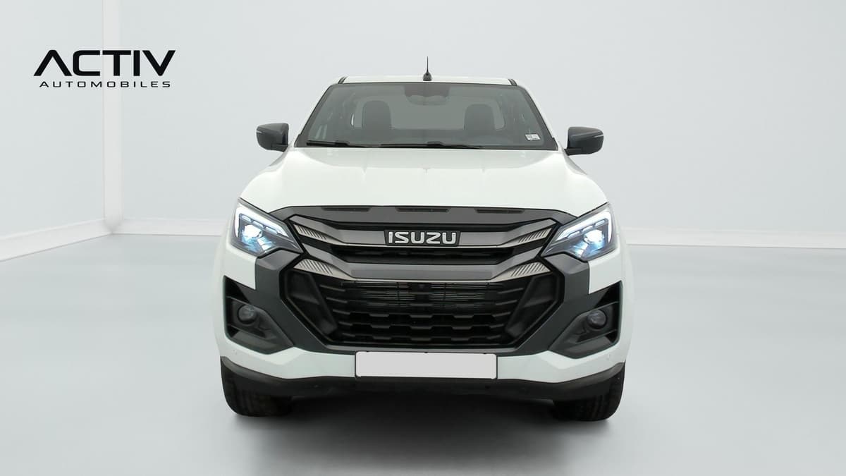 Isuzu D-MAX : face avant blanche avec grande calandre noire et feux anti-brouillard