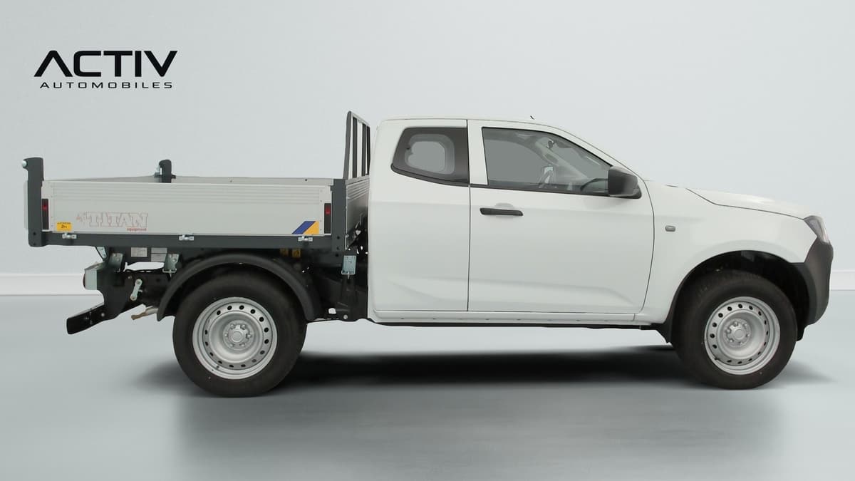 Isuzu D-MAX : profil droit d'un pick-up blanc avec benne basculante et jantes acier