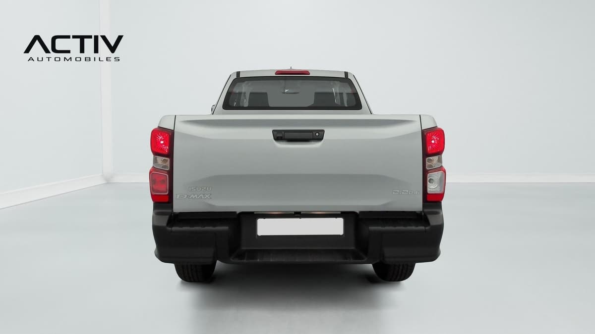 Isuzu D-MAX : face arrière du pick-up avec hayon, feux rouges et pare-chocs noir