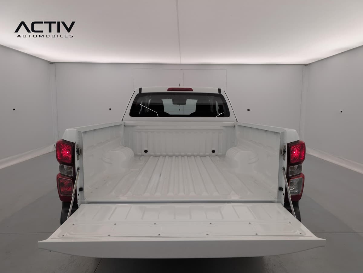 Isuzu D-MAX : plateau de benne blanc avec hayon rabattu et plancher nervuré