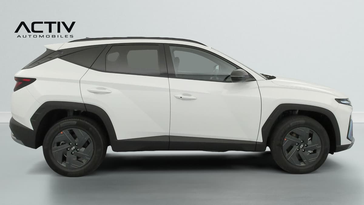 Hyundai Tucson : profil droit du SUV blanc avec jantes alliage et bas de caisse noirs