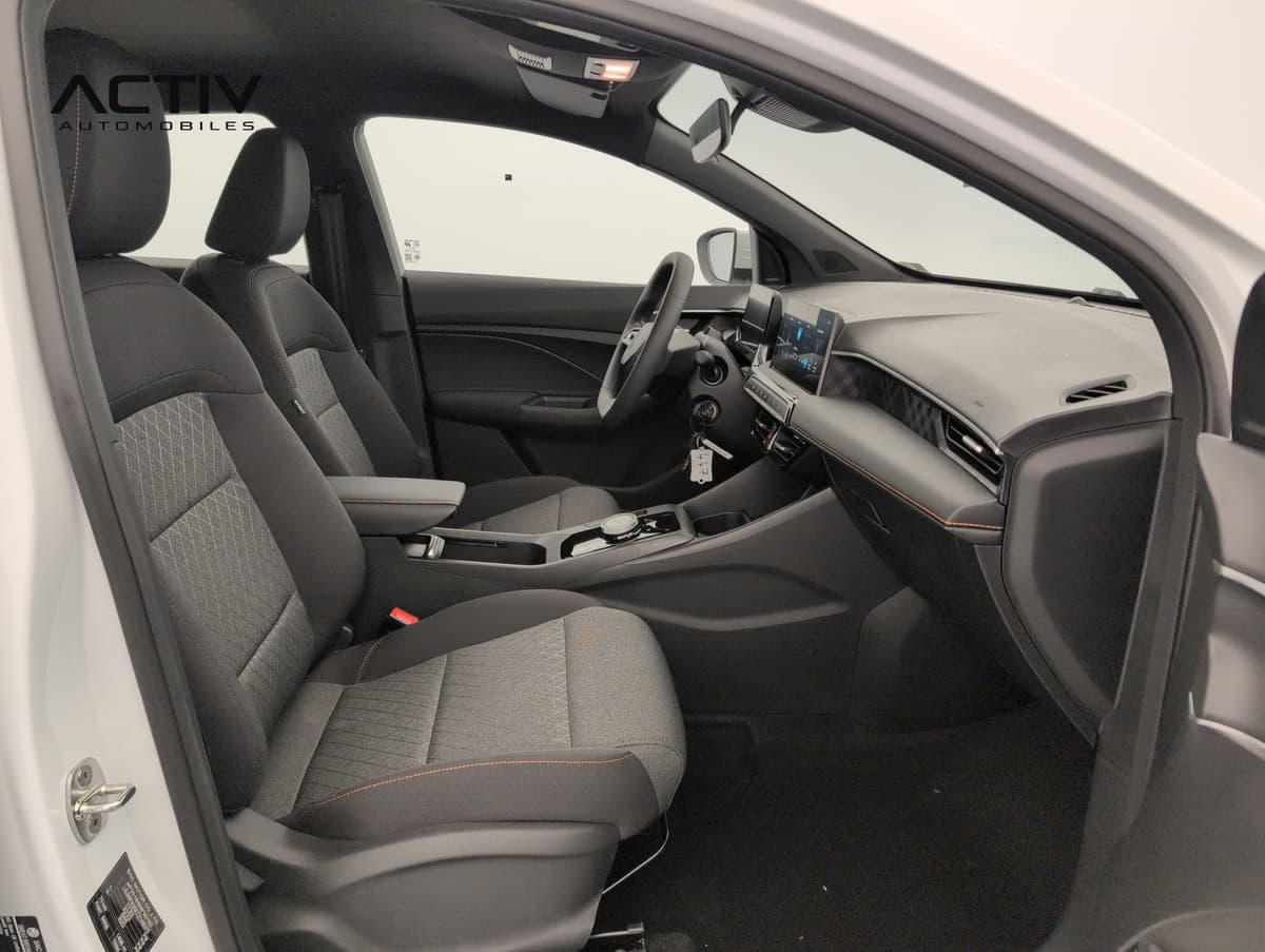 Mg MG3 : sièges avant en tissu noir et planche de bord vus par la portière passager