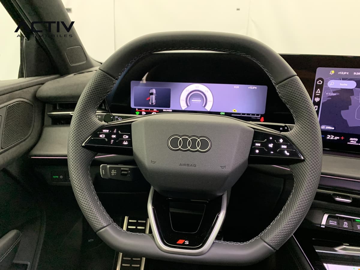 Audi Q3 Sportback Hybride : volant sport à méplats avec commandes au volant et combiné numérique derrière