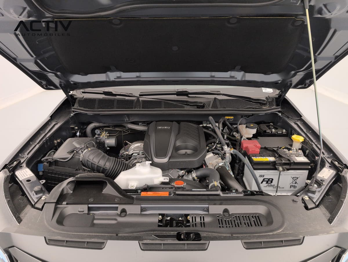 Isuzu D-MAX : compartiment moteur diesel propre, capot ouvert, batterie et vase d'expansion visibles