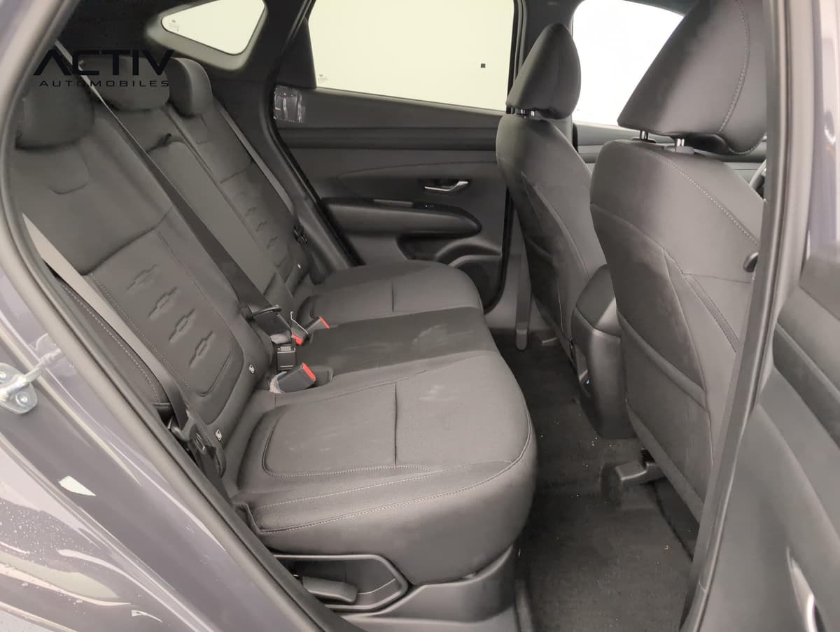 Hyundai Tucson : banquette arrière en tissu noir vue par la portière ouverte