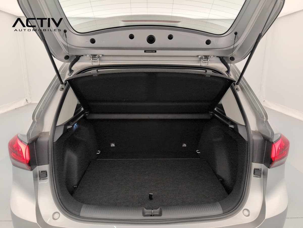 Mg ZS : coffre ouvert avec cache-bagages et moquette noire