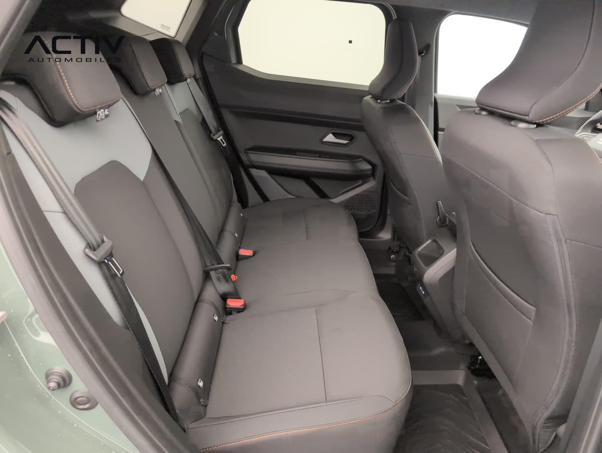 Dacia Duster : banquette arrière en tissu noir et gris vue par la portière ouverte