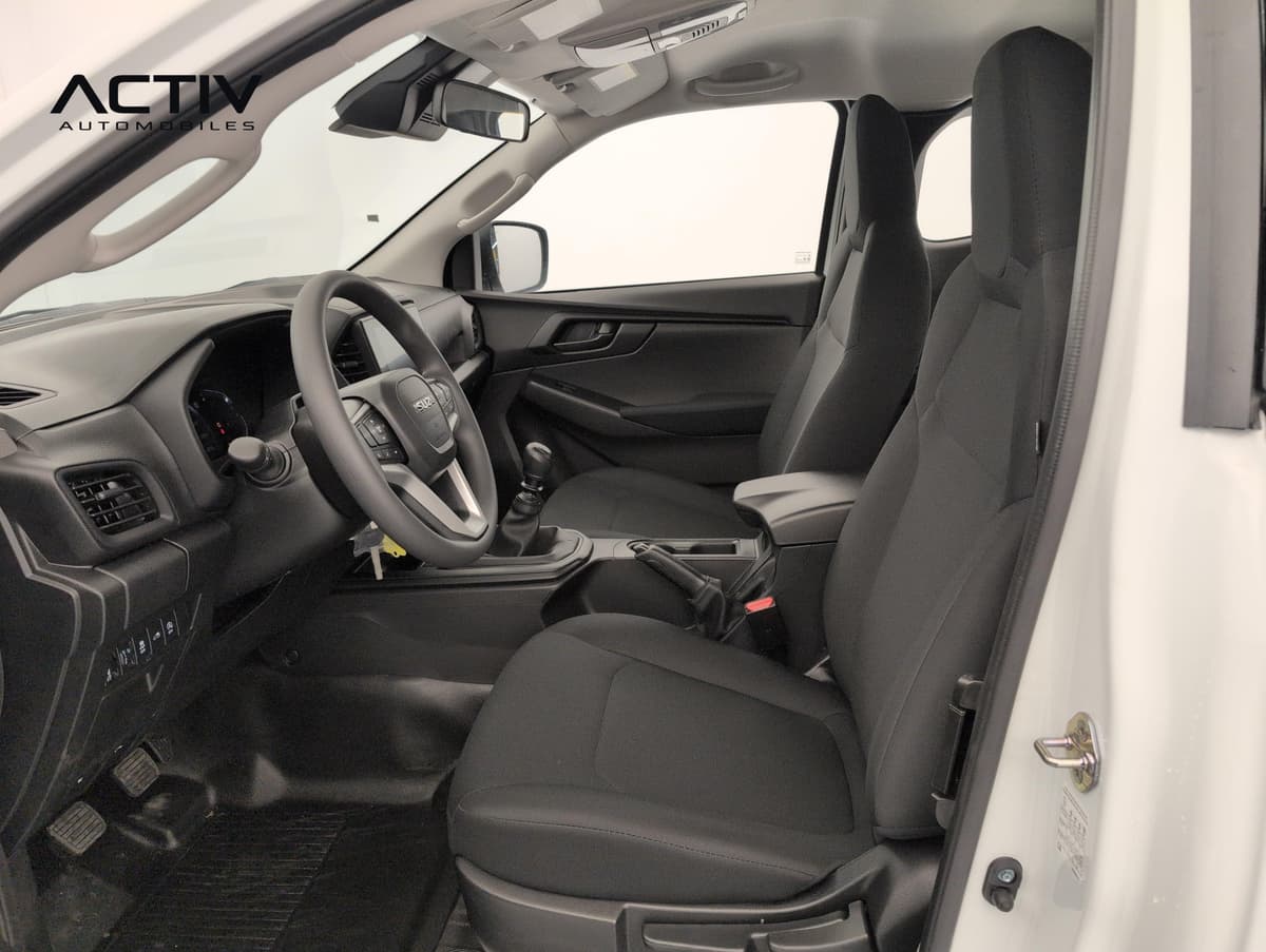 Isuzu D-MAX : habitacle avant côté conducteur avec sièges en tissu noir et levier de vitesses