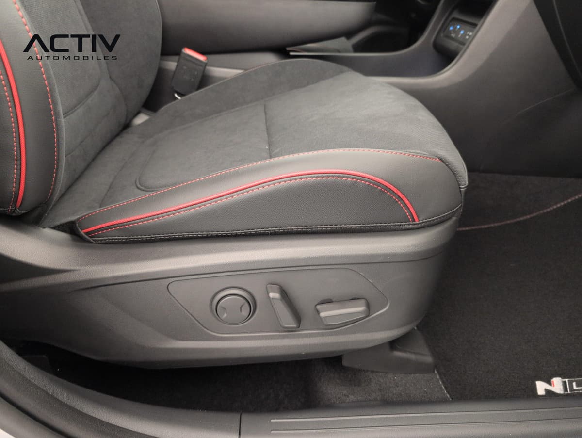 Hyundai Tucson : assise du siège avant avec surpiqûres rouges et commandes de réglage électrique