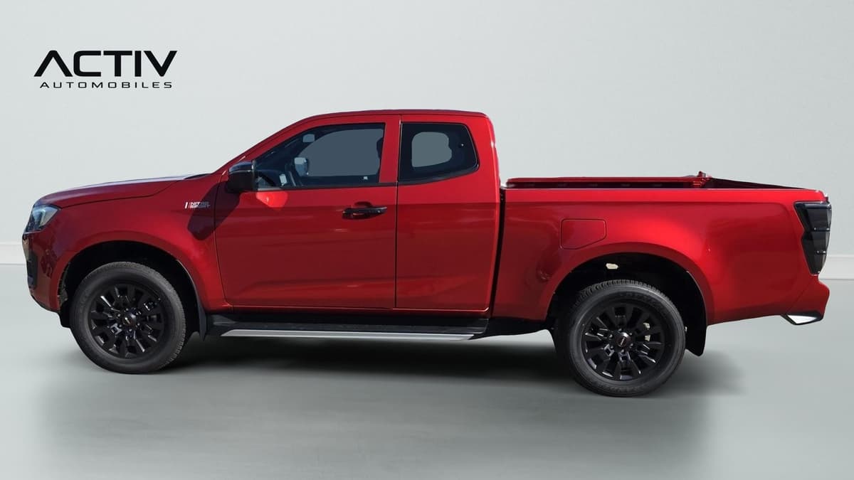 Isuzu D-MAX : profil gauche d'un pick-up rouge à cabine étendue avec jantes noires