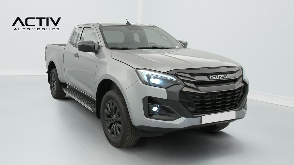Isuzu D-MAX : vue avant trois quarts droit avec jantes noires et marchepied latéral