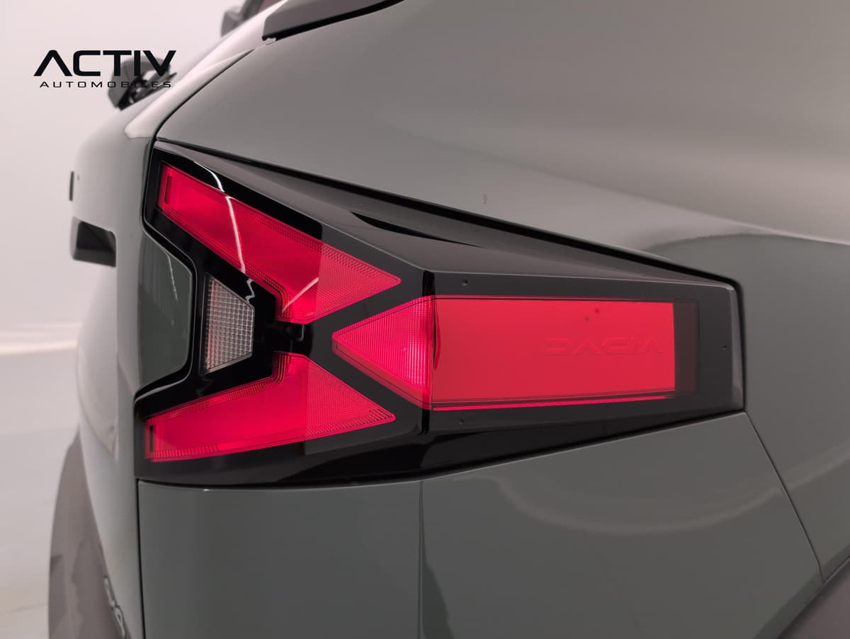 Dacia Duster : feu arrière rouge en forme de Y avec catadioptre et carrosserie kaki