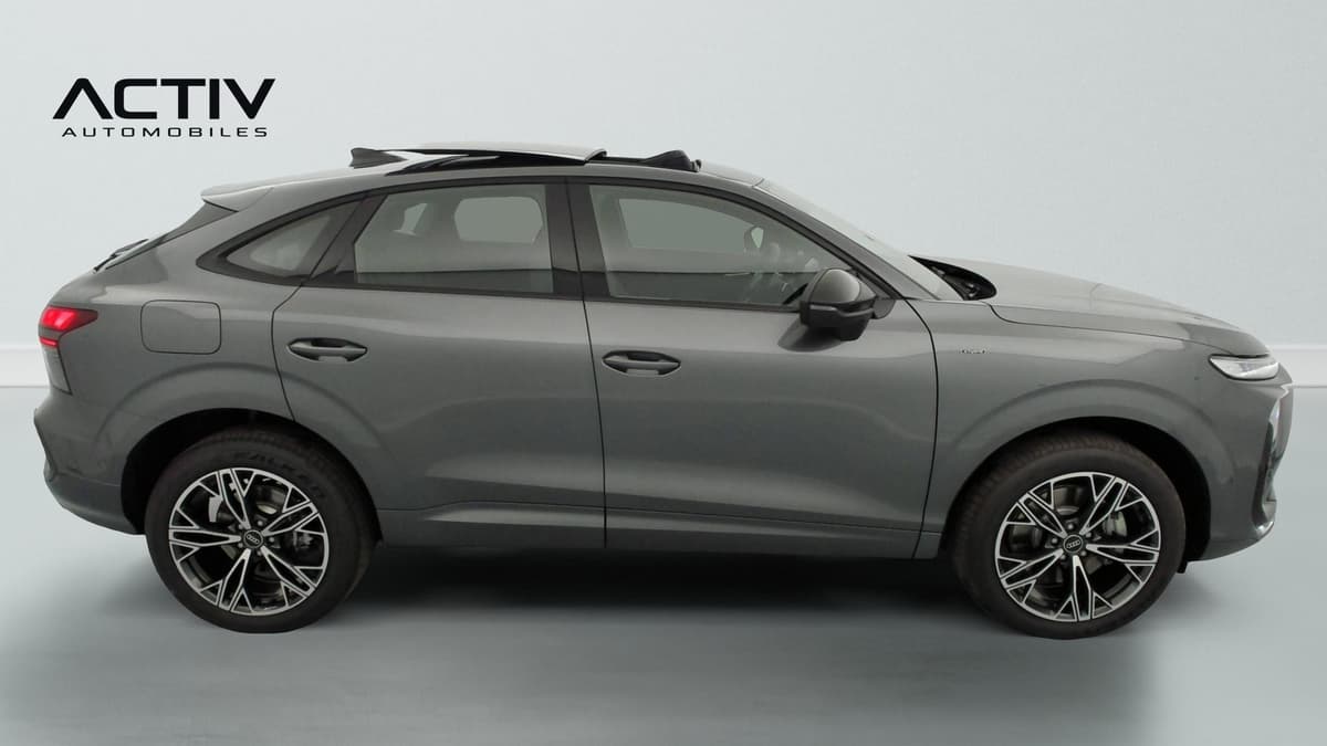 Audi Q3 Sportback Hybride : profil droit du SUV coupé gris avec jantes alliage bicolores