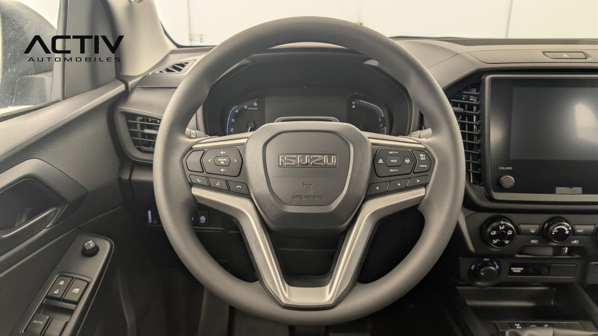 Isuzu D-MAX : volant multifonction avec commandes et combiné d'instruments derrière