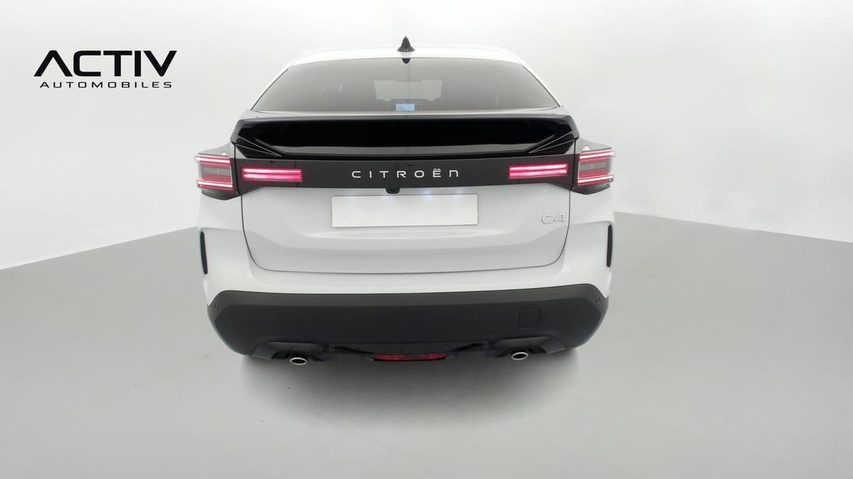 Citroën C4 : face arrière blanche avec feux à LED et lunette arrière surteintée