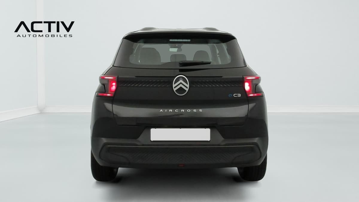 Citroën E-C3 Aircross : face arrière avec feux allumés, monogramme et pare-chocs noir