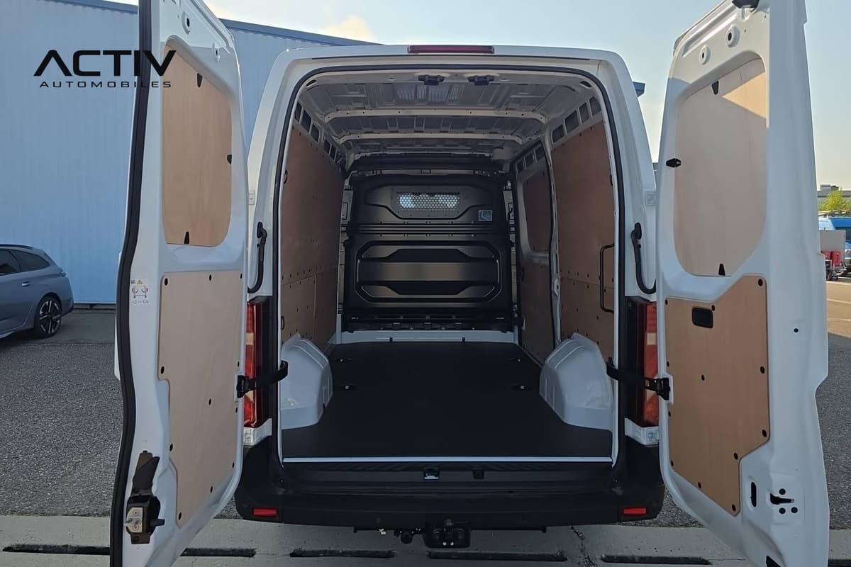 Renault Master Fourgon : zone de chargement vue portes arrière ouvertes, parois en bois et cloison noire