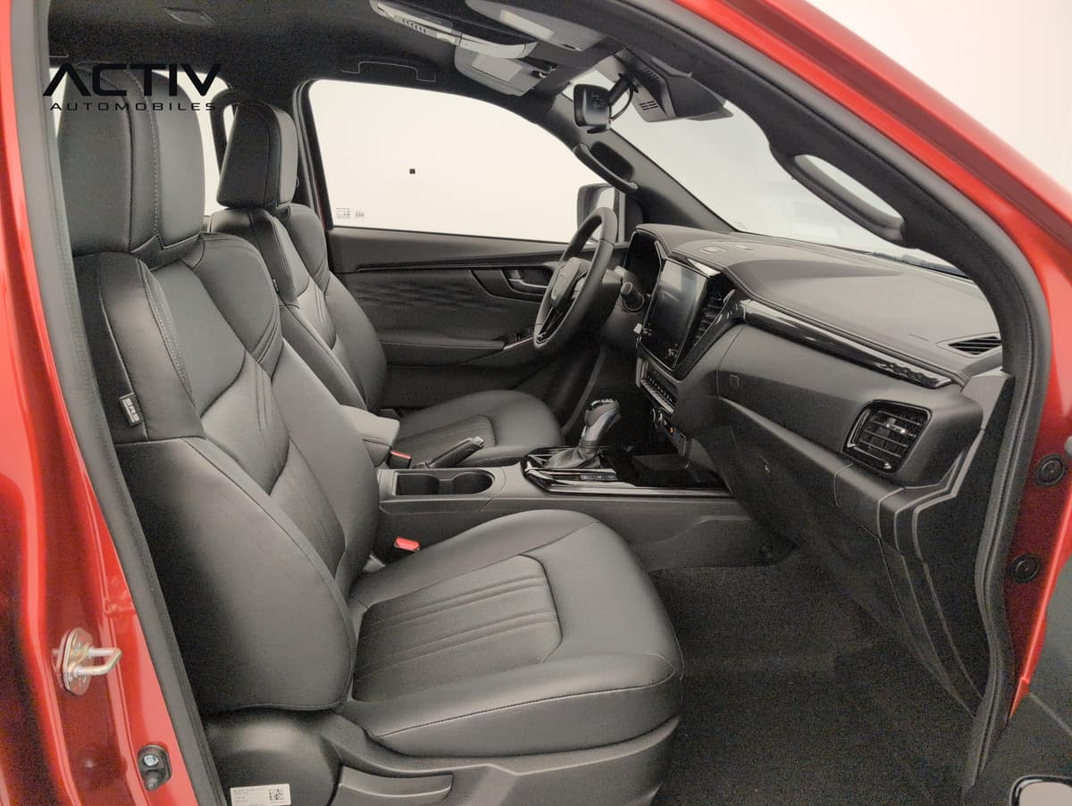 Isuzu D-MAX : habitacle avant côté passager avec sièges en cuir noir et console centrale