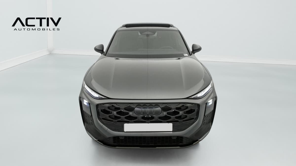 Audi Q3 Sportback Hybride : face avant grise avec calandre noire en nid d'abeille et optiques fines