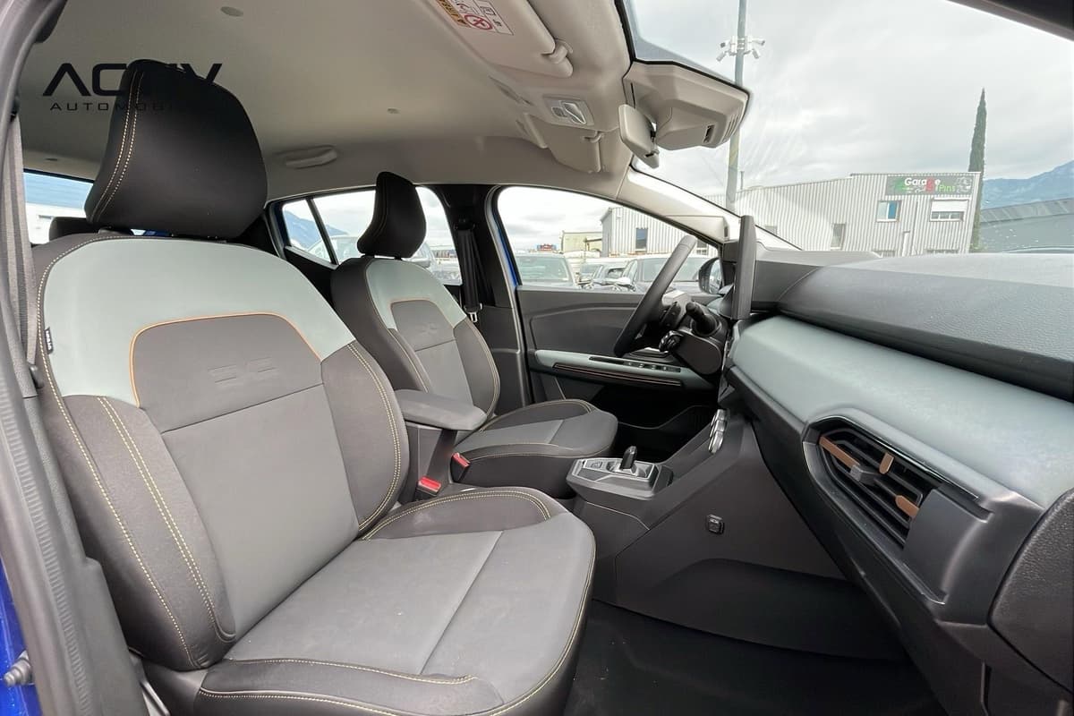 Dacia Sandero Gpl : sièges avant bicolores gris et noir à surpiqûres orange, vus côté passager