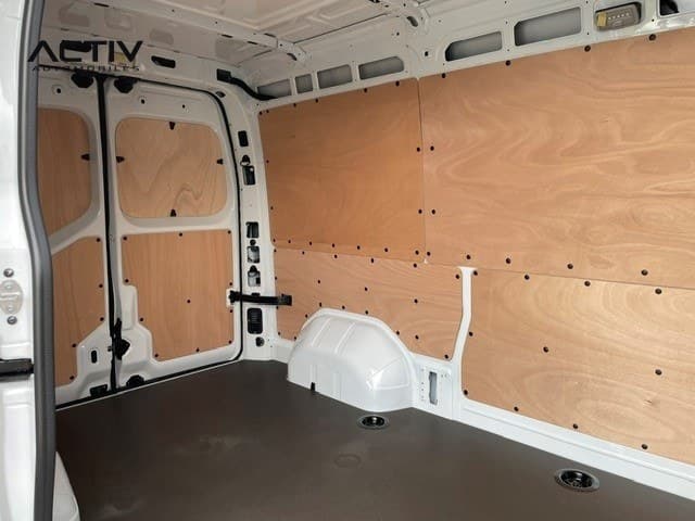 Renault Master Fourgon : zone de chargement avec parois en contreplaqué et plancher plat
