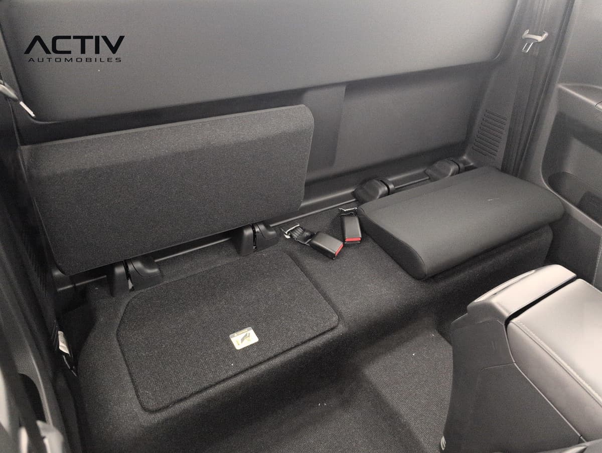Isuzu D-MAX : sièges arrière rabattables en tissu noir avec ceintures et tapis de sol