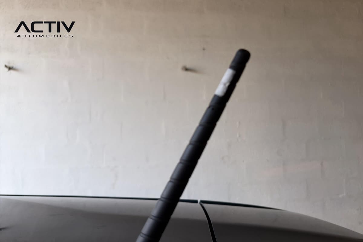 Peugeot 2008 : antenne de toit noire vue de près