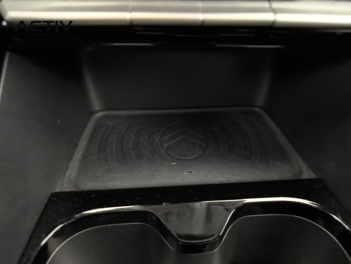 Citroën C3 : zone de recharge sans fil pour smartphone dans la console, près des porte-gobelets