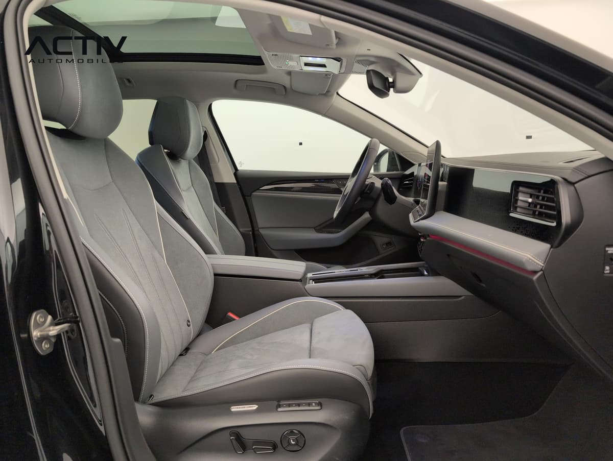 Volkswagen Passat : siège passager avant en microfibre grise vu par la portière ouverte