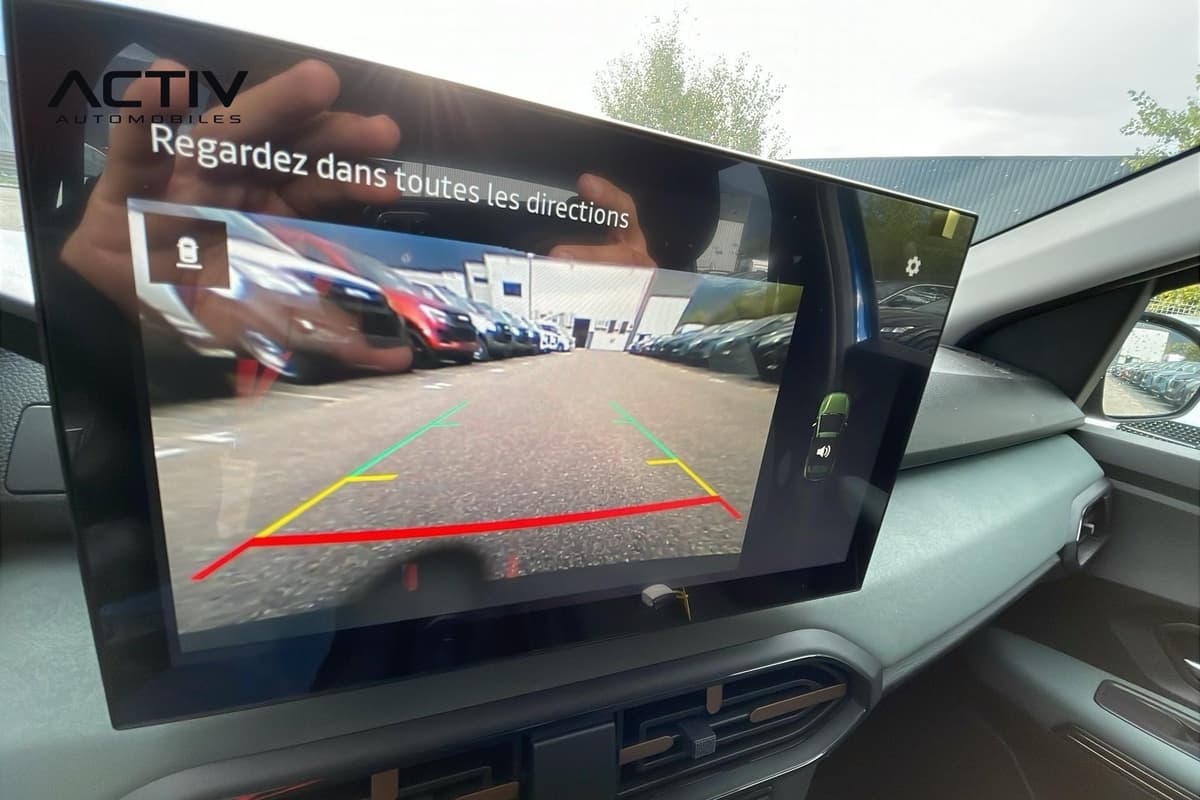 Dacia Sandero Gpl : image de la caméra de recul affichée sur l'écran central avec lignes de guidage