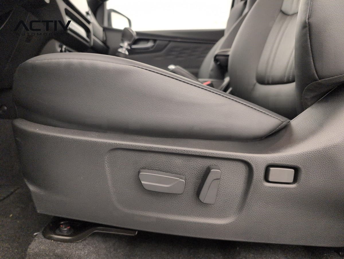 Isuzu D-MAX : commandes électriques de réglage du siège conducteur sur le flanc de l'assise