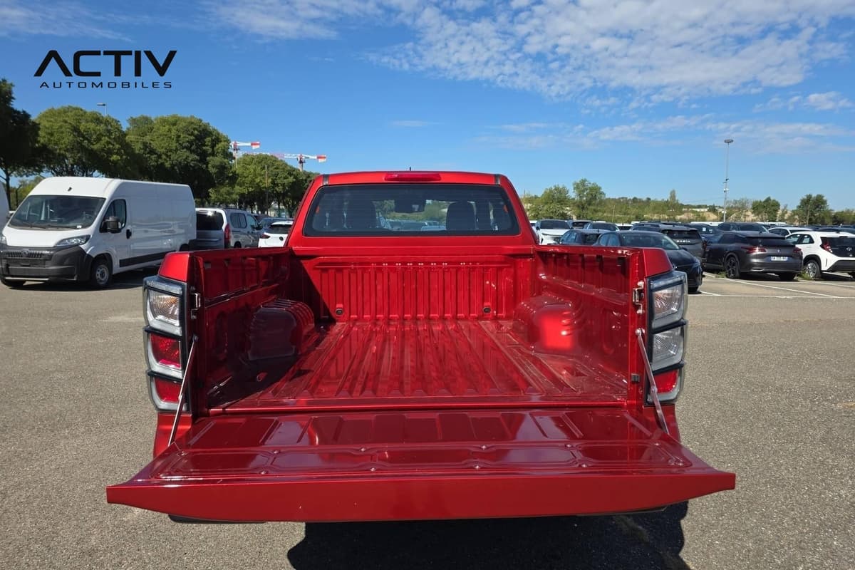 Isuzu D-MAX : plateau de pick-up vu de l'arrière avec hayon rabattu