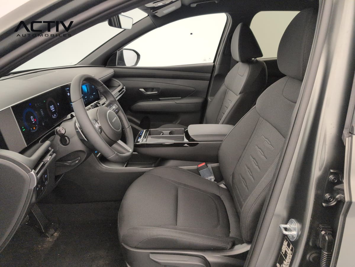 Hyundai Tucson : habitacle avant côté conducteur avec sièges en tissu sombre et volant