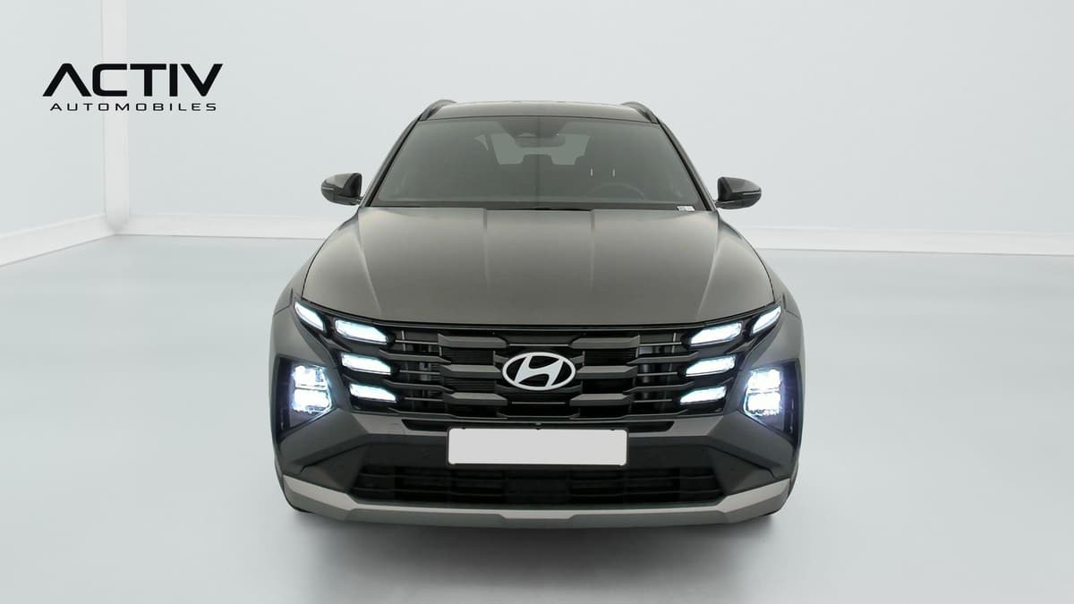Hyundai Tucson : face avant avec calandre, feux de jour à LED et optiques allumés