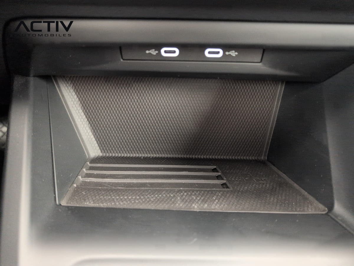 Volkswagen Golf 8 : deux prises USB-C au-dessus du compartiment de chargement à induction