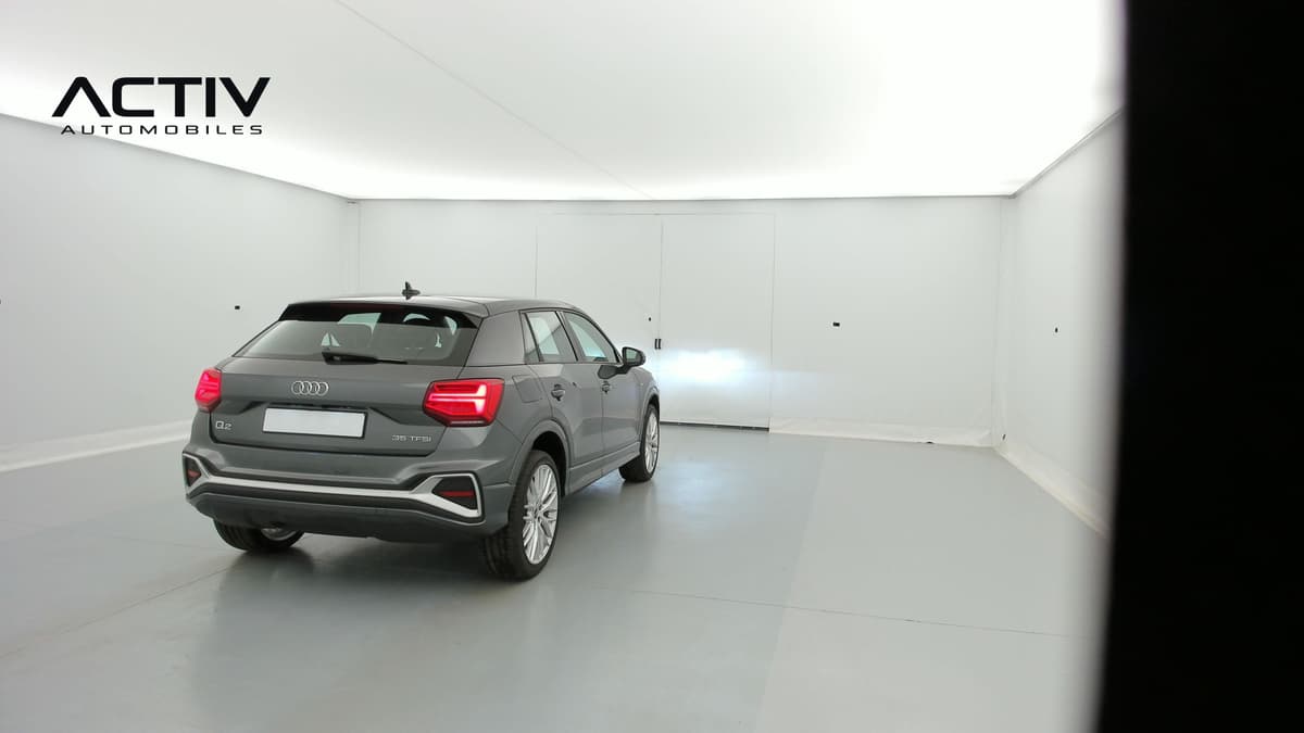 Audi Q2 : vue arrière trois quarts droit, feux à LED et pare-chocs peint