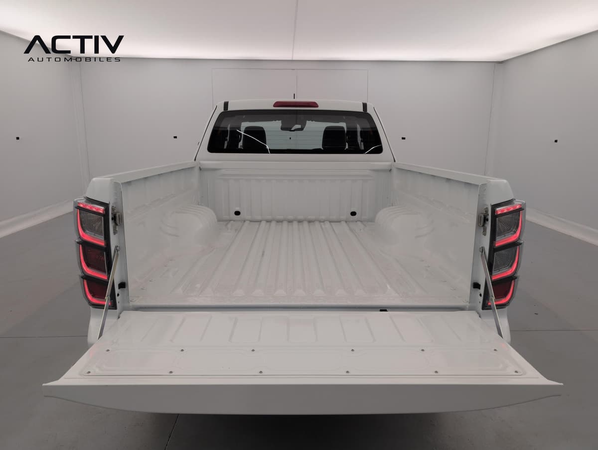 Isuzu D-MAX : plateau de chargement blanc avec hayon rabattu et feux arrière