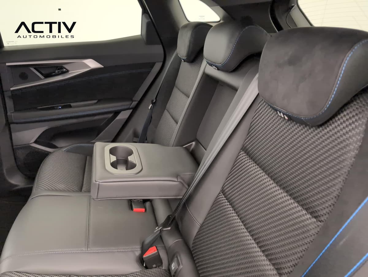 Renault Austral : banquette arrière avec accoudoir central rabaissé et porte-gobelets