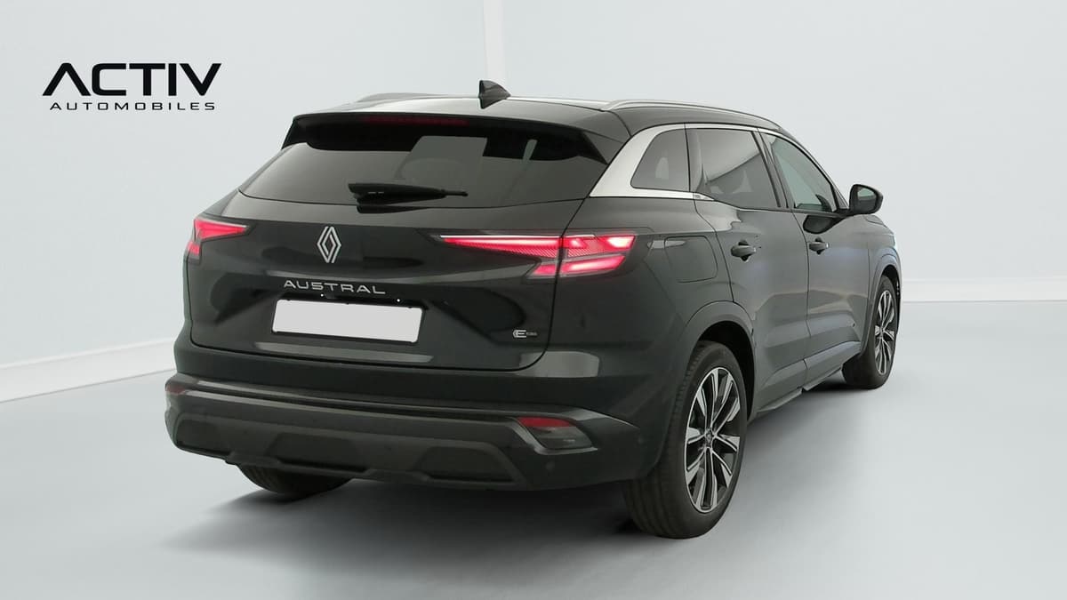 Renault Austral : arrière trois quarts droit avec feux à LED, jantes diamantées et barres de toit