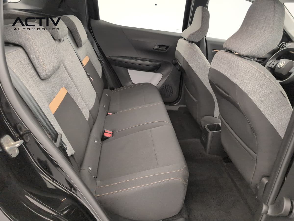 Citroën E-C3 Aircross : banquette arrière en tissu gris et noir vue par la portière ouverte