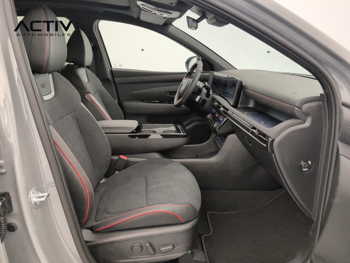 Hyundai Tucson : habitacle avant vu côté passager avec siège en alcantara et surpiqûres rouges