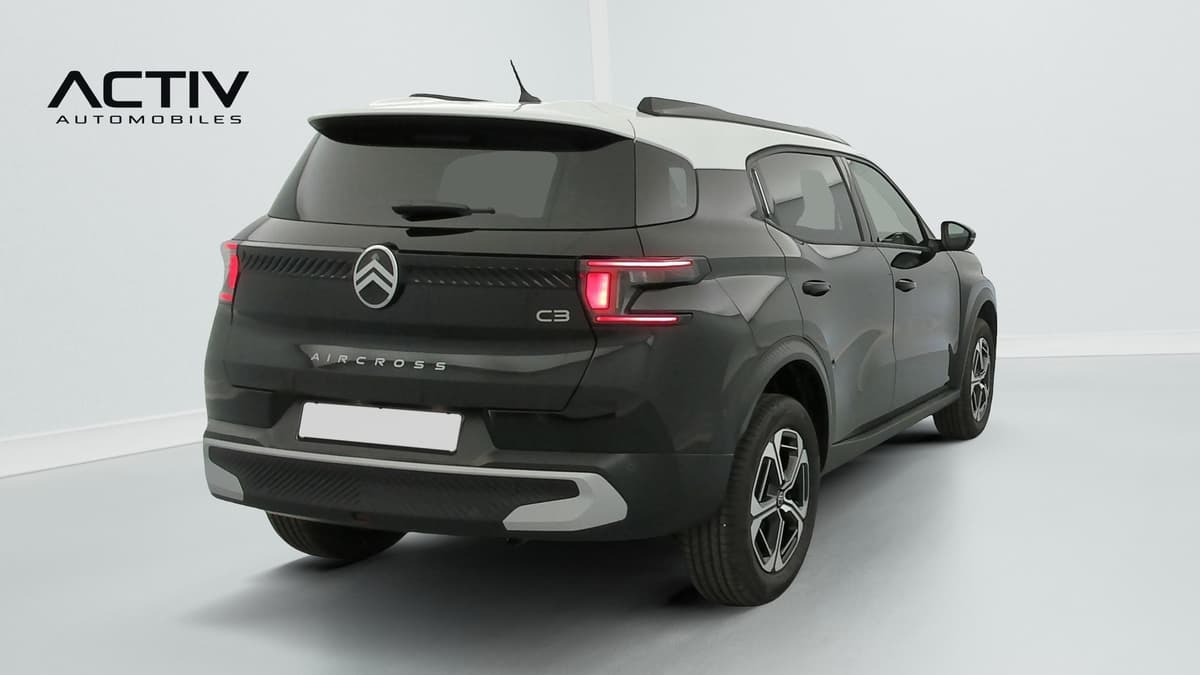 Citroën C3 Aircross : vue arrière trois quarts droit, noire avec toit blanc et jantes alliage