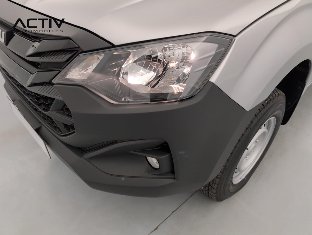 Isuzu D-MAX : phare avant halogène et pare-chocs noir avec feu anti-brouillard